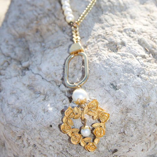 sandy roses necklace