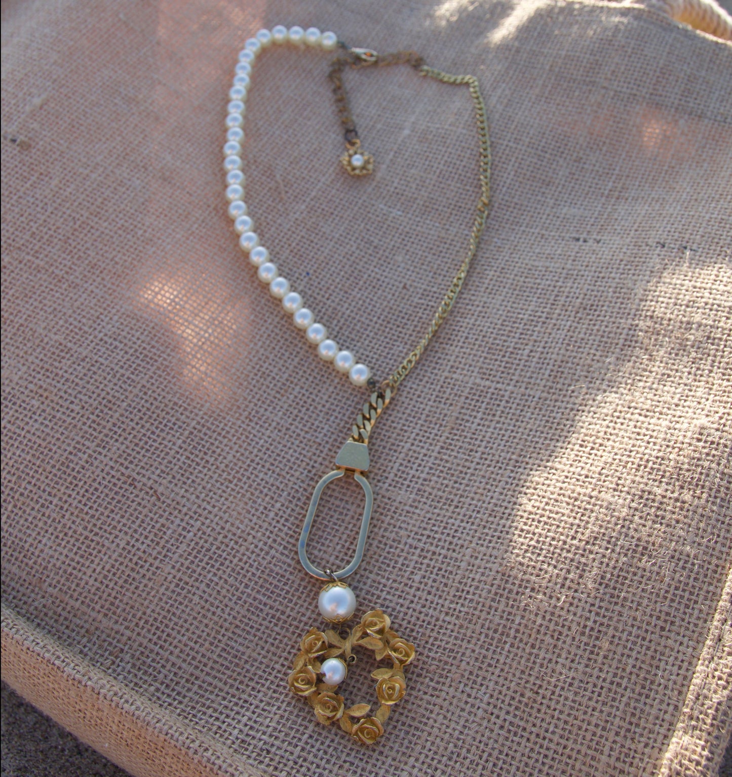 sandy roses necklace